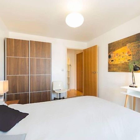לונדון Room With Private Bathroom In A Modern Two Bedroom Two Bathroom Flat מראה חיצוני תמונה