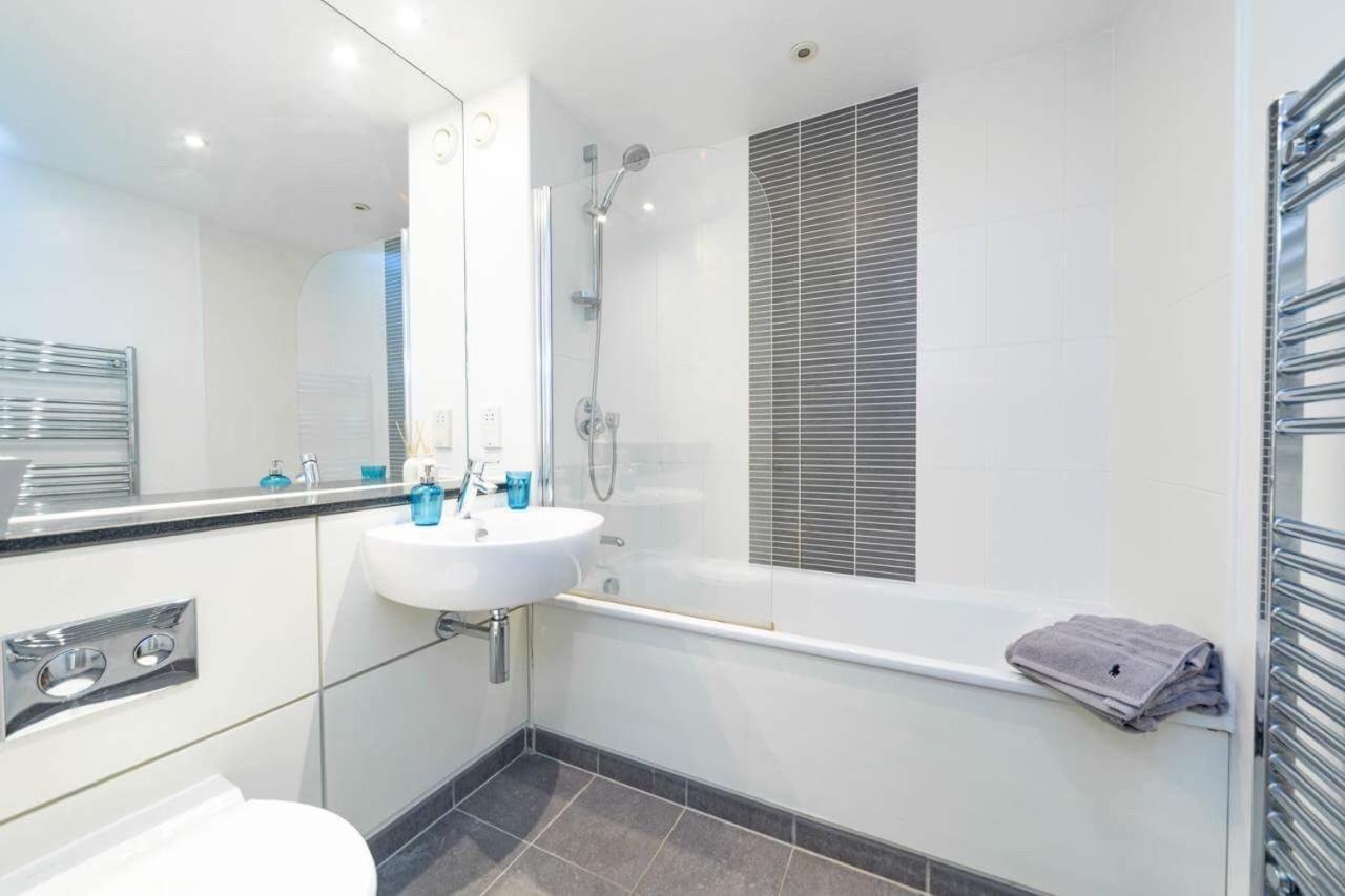לונדון Room With Private Bathroom In A Modern Two Bedroom Two Bathroom Flat מראה חיצוני תמונה